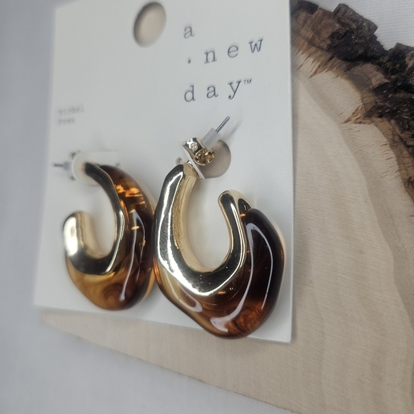 A New Day Gold And Warm Amber Huggie Earrings Vintage 80s Style Bold Chunky NWT - Picture 3 of 10
